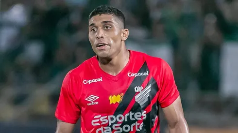 Jogador do Athletico-PR durante partida contra o Maringa no estadio Willie Davids pelo campeonato Paranaense 2024. Fernando Teramatsu/AGIF