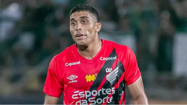 Jogador do Athletico-PR durante partida contra o Maringa no estadio Willie Davids pelo campeonato Paranaense 2024. Fernando Teramatsu/AGIF