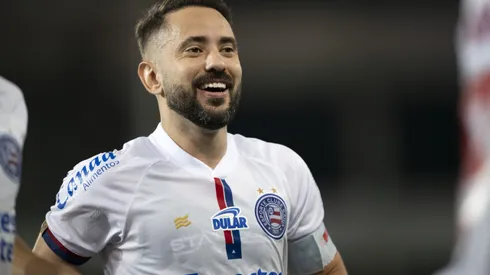 Everton Ribeiro durante confronto contra o Botafogo no Campeonato Brasileiro de 2024.