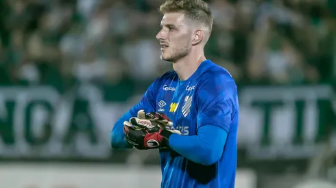 Bento durante confronto contra o Maringá no Campeonato Paranaense. Goleiro está na mira da Inter de Milão.