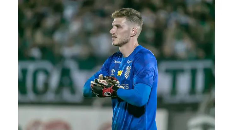 Bento durante confronto contra o Maringá no Campeonato Paranaense. Goleiro está na mira da Inter de Milão.