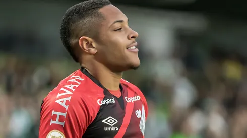 Vitor Roque jogador do Athletico-PR durante partida contra o Coritiba no estádio Couto Pereira pelo campeonato Brasileiro A 2022. Atacante vive drama na La Liga.
