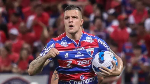 Renato Kayzer jogador do Fortaleza comemora seu gol durante partida contra o Colo-Colo no estadio Arena Castelao pelo campeonato Copa Libertadores 2022. Lucas Emanuel/AGIF