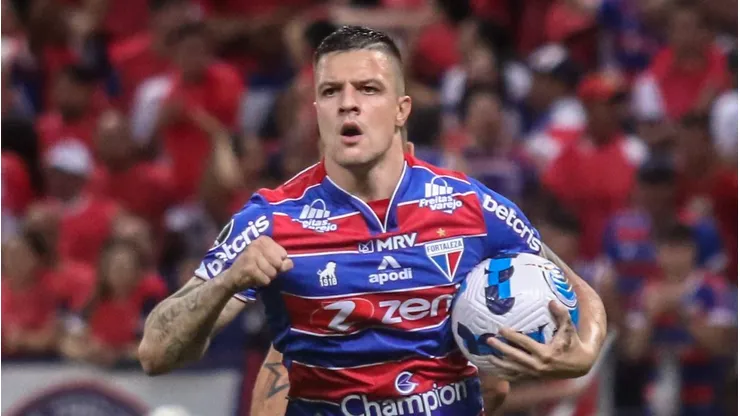 Renato Kayzer jogador do Fortaleza comemora seu gol durante partida contra o Colo-Colo no estadio Arena Castelao pelo campeonato Copa Libertadores 2022. Lucas Emanuel/AGIF