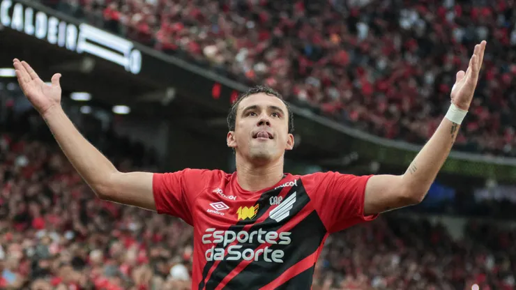 Pablo jogador do Athletico-PR comemora seu gol durante partida contra o Maringa no estadio Arena da Baixada pelo campeonato Paranaense 2024. Robson Mafra/AGIF