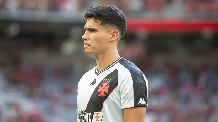 Galdames jogador do Vasco durante partida contra o Athletico-PR no estadio Arena da Baixada pelo campeonato Brasileiro A 2024.