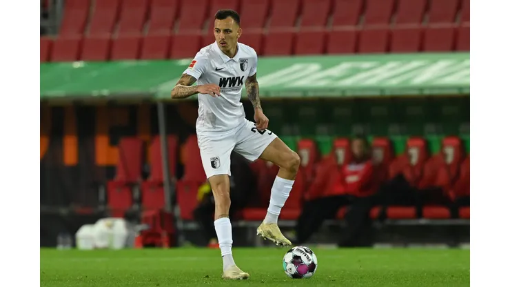 Iago durante confronto contra o Koln na Bundesliga de 2021.
