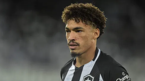 Adryelson não deve voltar para o Botafogo no momento.