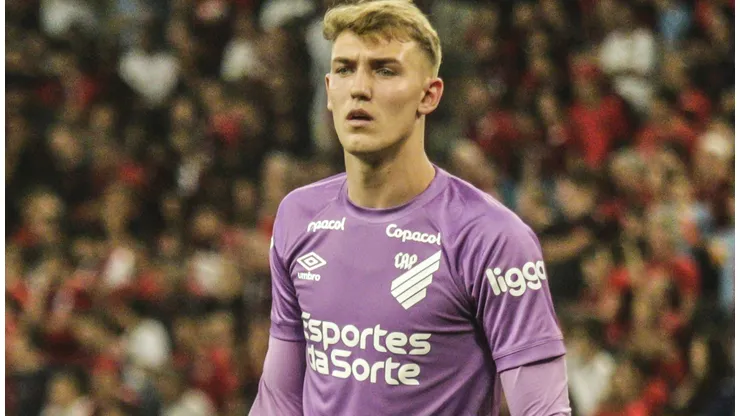 Léo Linck durante confronto contra o Internacional no Campeonato Brasileiro de 2023. Arqueiro deve ganhar chance inédita.