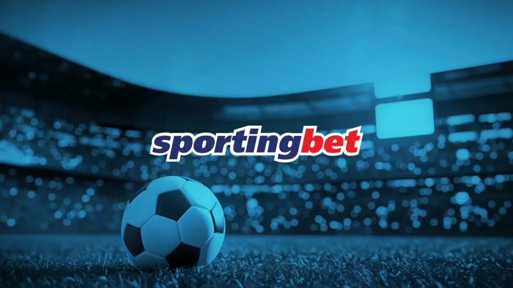 A imagem é um banner para a casa de apostas Sportingbet. Diz Sportingbet no meio. A imagem de fundo tem um filtro azul e mostra um estádio cheio de pessoas com uma bola no meio do campo.