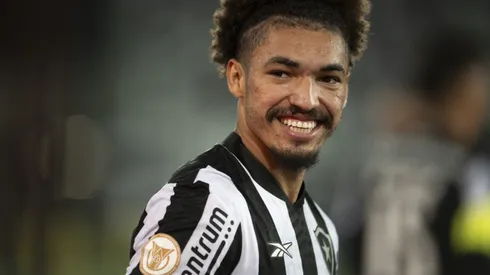 Adryelson jogador do Botafogo comemora vitoria apos a partida contra o Internacional no estadio Engenhao pelo campeonato Brasileiro A 2023. Zagueiro pode voltar ao clube.