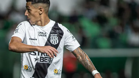 Dodô durante confronto contra o Goiás no Campeonato Brasileiro de 2024. Jogador entra na briga pela titularidade.