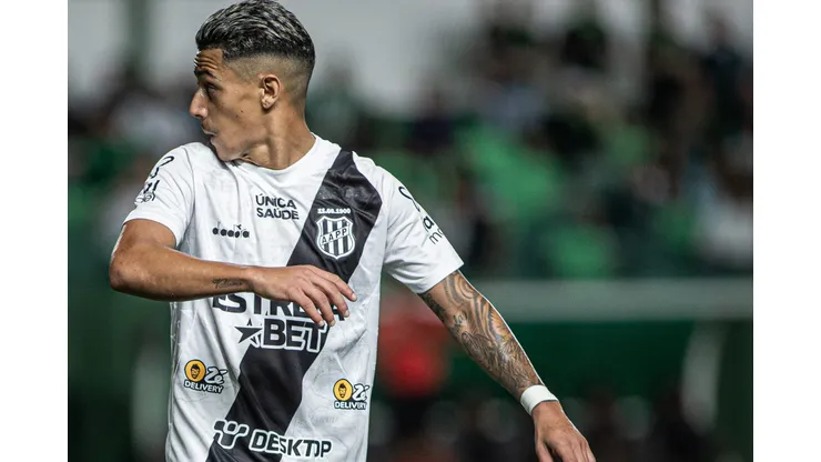 Dodô durante confronto contra o Goiás no Campeonato Brasileiro de 2024. Jogador entra na briga pela titularidade.