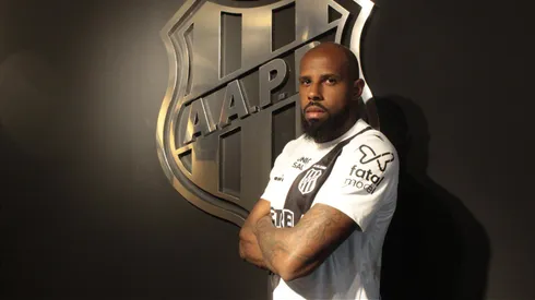 Foto: Arthur Henrique/PontePress – Sérgio Raphael durante sua apresentação na Ponte Preta. Jogador dá mais detalhes sobre primeira vitória da Macaca na Série B de 2024.