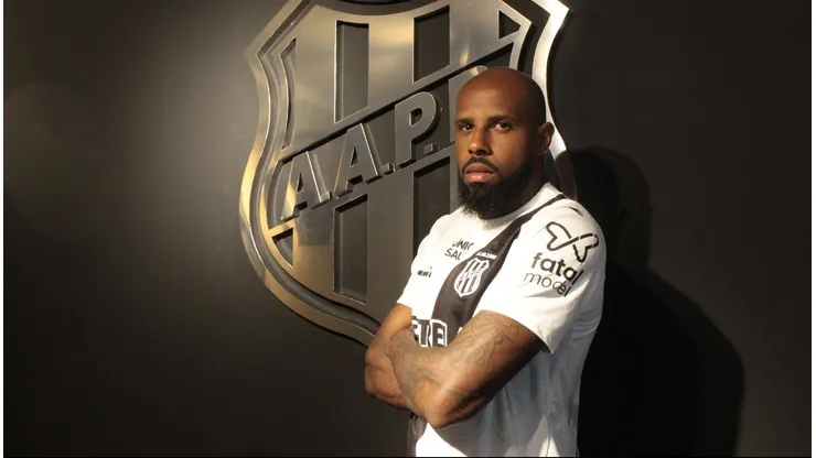 Foto: Arthur Henrique/PontePress - Sérgio Raphael durante sua apresentação na Ponte Preta. Jogador dá mais detalhes sobre primeira vitória da Macaca na Série B de 2024.