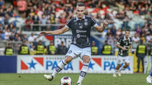Renato Alves volante do Remo durante confronto contra o Paysandu no Campeonato Paraense de 2024. Jogador está na mira do Náutico.