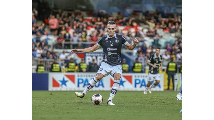 Renato Alves volante do Remo durante confronto contra o Paysandu no Campeonato Paraense de 2024. Jogador está na mira do Náutico.