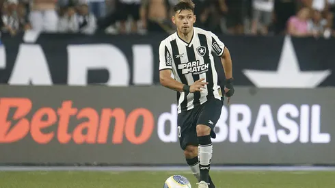 Foto: Vitor Silva/Botafogo – Óscar Romero durante confronto contra o Vitória na Copa do Brasil. Paraguaio fala sobre sua evolução no Glorioso.