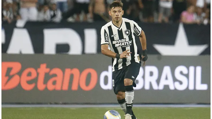 Foto: Vitor Silva/Botafogo - Óscar Romero durante confronto contra o Vitória na Copa do Brasil. Paraguaio fala sobre sua evolução no Glorioso.