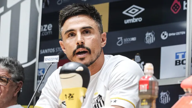 William durante sua apresentacão oficial como jogador do Santos em coletiva de imprensa realizada na Vila Belmiro.