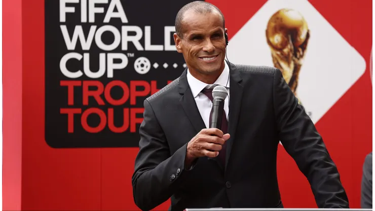 Rivaldo em evento da Copa do Mundo de 2022. Ex-jogador comenta sobre Vitor Roque no Barcelona.