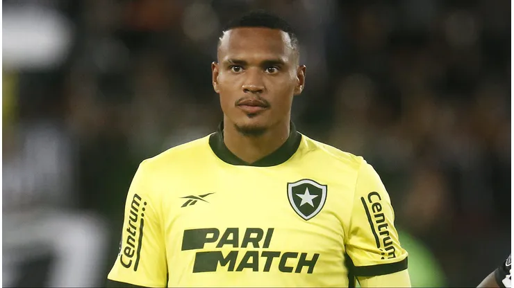 John durante partida do Botafogo contra o Universitário na Libertadores de 2024. Jogador projeta decisão diante da LDU.