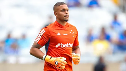 Anderson, goleiro do Cruzeiro, durante aquecimento para confronto contra o Botafogo no Campeonato Brasileiro de 2024. Jogador vem ganhando sequência entre os titulares.