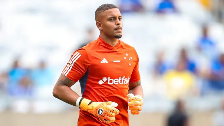 Anderson, goleiro do Cruzeiro, durante aquecimento para confronto contra o Botafogo no Campeonato Brasileiro de 2024. Jogador vem ganhando sequência entre os titulares.