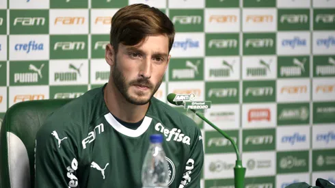 Matias Vina fala aos jornalista durante sua apresentacao oficial no Palmeiras em coletiva de imprensa no CT Academia de Futebol. Jogador foi criticado no adversário