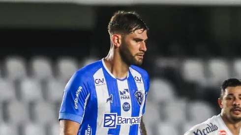 Yeferson Quintana jogador do Paysandu durante partida contra o Santos no estadio Vila Belmiro pelo campeonato Brasileiro B 2024. Reinaldo Campos/AGIF