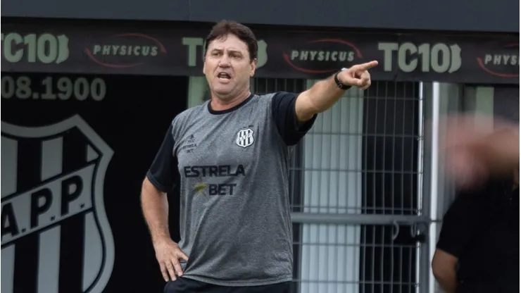 Brigatti tecnico do Ponte Preta durante partida contra o Inter de Limeira no estadio Moises Lucarelli pelo campeonato Paulista 2024. Diogo Reis/AGIF