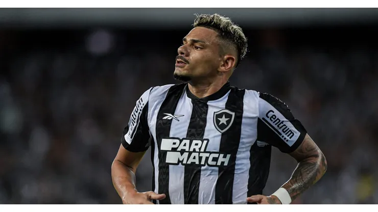Tiquinho Soares em campo pelo Botafogo