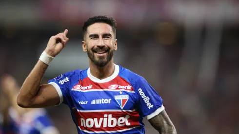 Lucero jogador do Fortaleza comemora seu gol durante partida contra o Boca Juniors pela Copa Sul-Americana 2024 no estadio Arena Castelao em Fortaleza (CE), nesta quinta-feira (25). Marlon Costa/AGIF