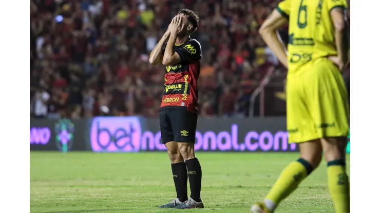 Juan Xavier jogador do Sport lamenta chance perdida durante partida contra o Mirassol no estadio Ilha do Retiro pelo campeonato Brasileiro B 2023. Rafael Vieira/AGIF