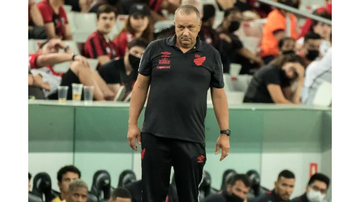 James Freitas enquanto tecnico do Athletico-PR durante partida contra o Uniao- PR no estadio Arena da Baixada pelo campeonato Paranaense 2022. Foto: Robson Mafra/AGIF