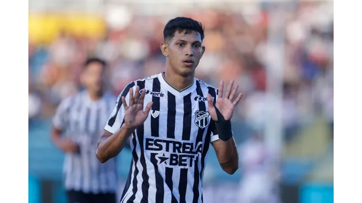 Erick Pulga jogador do Ceara comemora seu gol durante partida contra o Ferroviario no estadio Presidente Vargas (CE) pelo campeonato Cearense 2024. Lucas Emanuel/AGIF