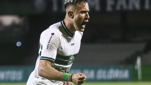 Matheus Frizzo jogador do Coritiba comemora seu gol durante partida contra o Operario no estadio Couto Pereira pelo campeonato Paranaense 2024. Gabriel Machado/AGIF