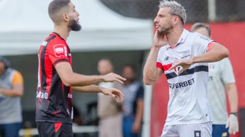 Wagner Leonardo foi expulso após falta em Calleri – Foto: Jhony Pinho/AGIF