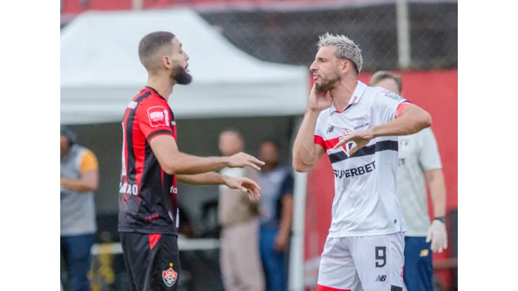 Wagner Leonardo foi expulso após falta em Calleri - Foto: Jhony Pinho/AGIF