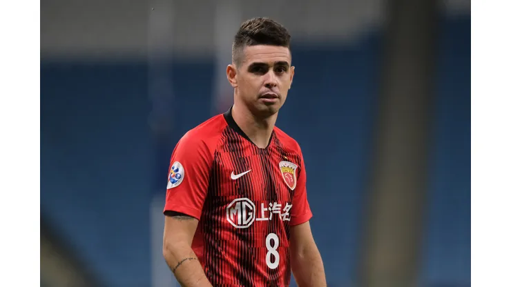 Oscar durante partida com a camisa do Shanghai Port.