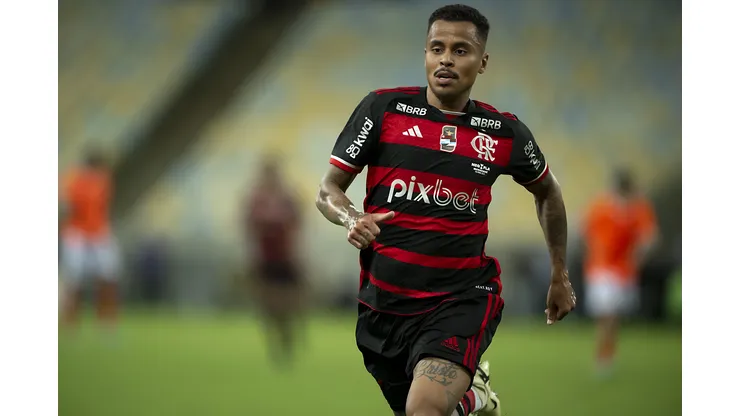 Allan jogador do Flamengo durante partida contra o Nova Iguaçu no estádio Maracanã pelo campeonato Carioca 2024. Meio-campista sofreu pressão. Foto: Jorge Rodrigues/AGIF