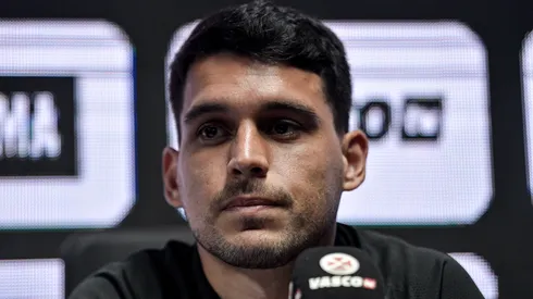 Keiller fala aos jornalista durante sua apresentacao oficial como jogador do Vasco em coletiva de imprensa realizada no Sao Januario.