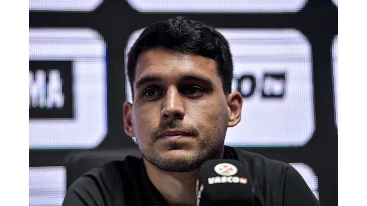 Keiller fala aos jornalista durante sua apresentacao oficial como jogador do Vasco em coletiva de imprensa realizada no Sao Januario.