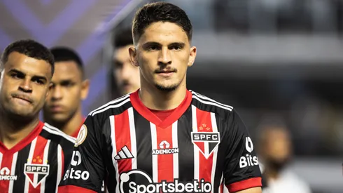SP – SANTOS – 12/11/2023 – BRASILEIRO A 2023, SANTOS X SAO PAULO – Pablo Maia jogador do Sao Paulo durante partida contra o Santos no estadio Vila Belmiro pelo campeonato Brasileiro A 2023. Foto: Abner Dourado/AGIF
