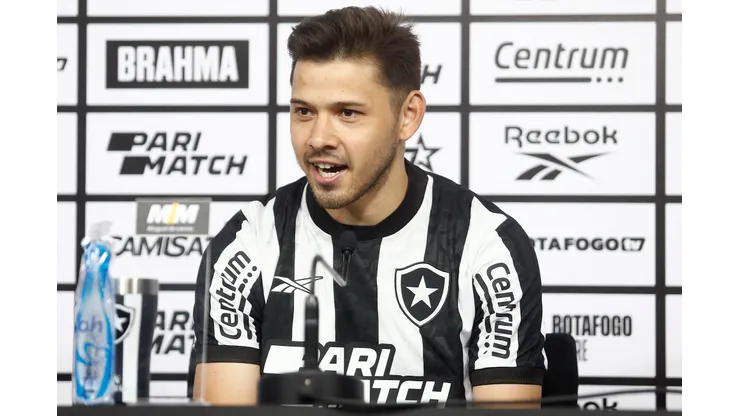 Foto: Vitor Silva/Botafogo - Óscar Romero em entrevista coletiva no Botafogo.