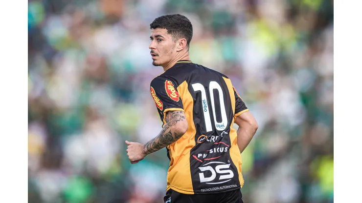 Romulo, ex-jogador do Novorizontino durante partida contra o Palmeiras no estadio Jorge Ismael de Biasi pelo campeonato Paulista 2024. Meia está brilhando no Alviverde. Foto: Pedro Zacchi/AGIF
