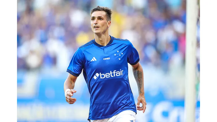 Dinenno jogador do Cruzeiro comemora seu gol durante partida contra o Patrocinense no estadio Mineirao pelo campeonato Mineiro 2024.