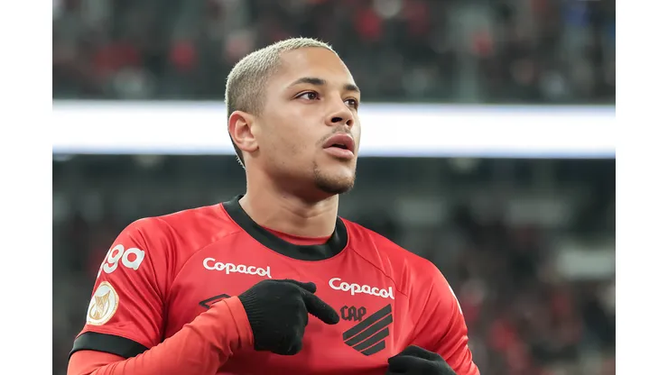 Vitor Roque jogador do Athletico-PR comemora seu gol durante partida contra o Fluminense no estádio Arena da Baixada pelo campeonato Brasileiro A 2023. Atacante pode ir para a Premier League. Foto: Robson Mafra/AGIF