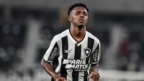 Jeffinho jogador do Botafogo durante partida contra o Vitoria no estádio Engenhão pelo campeonato Copa Do Brasil 2024. Atacante vive péssima fase no Glorioso. Foto: Thiago Ribeiro/AGIF