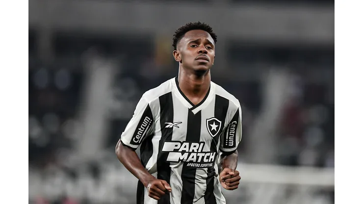Jeffinho jogador do Botafogo durante partida contra o Vitoria no estádio Engenhão pelo campeonato Copa Do Brasil 2024. Atacante vive péssima fase no Glorioso. Foto: Thiago Ribeiro/AGIF